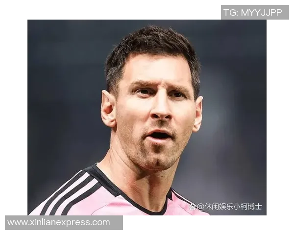 金发足球球星强壮闪耀绿茵赛场展现无与伦比的力量与魅力